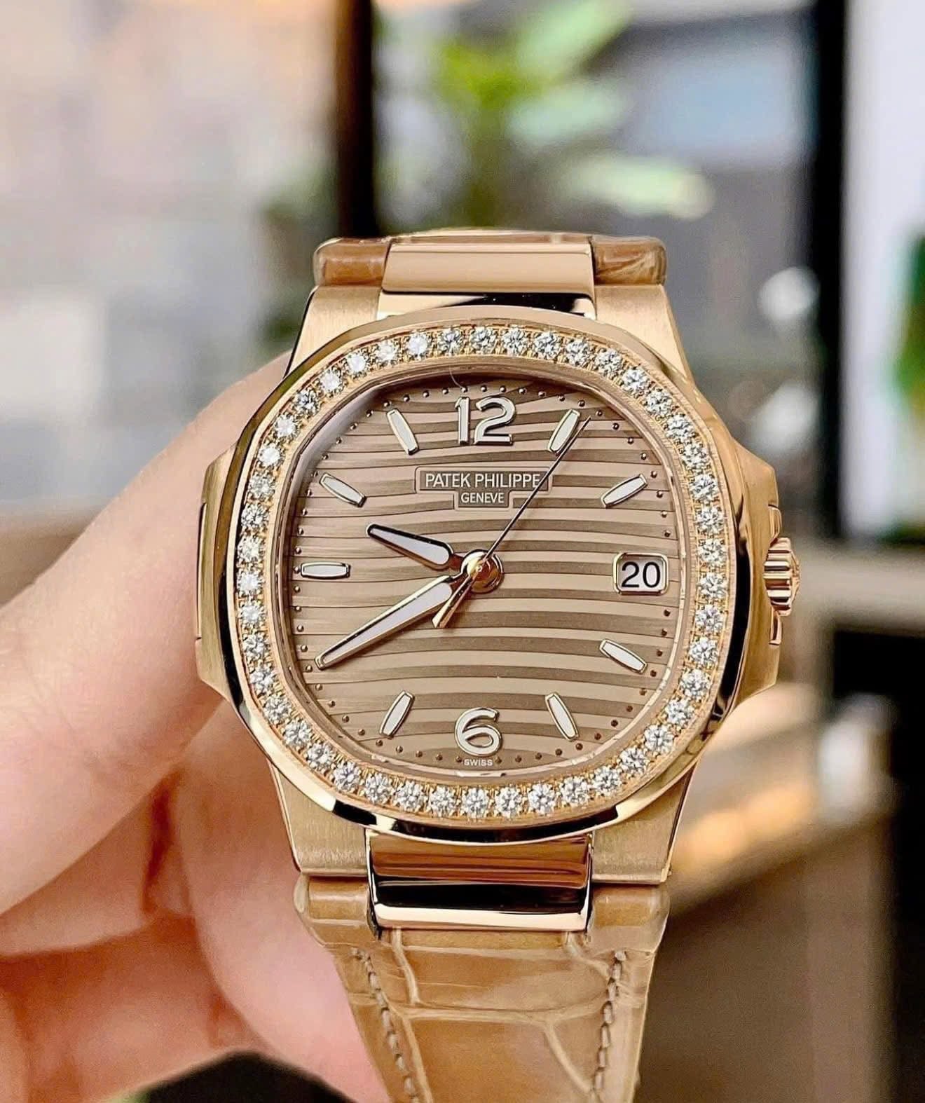 Đồng Hồ Patek Philippe Nautilus 7010R Champagne