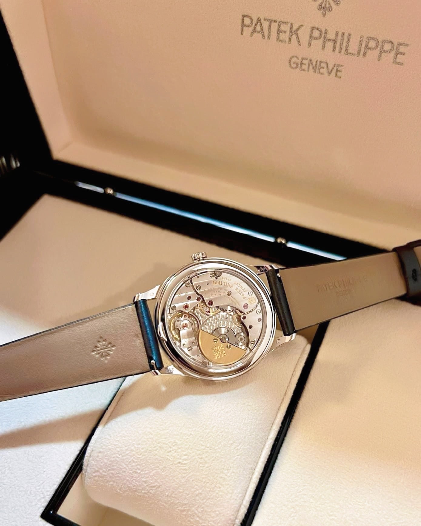 Đồng Hồ Patek Philippe Calatrava 4897/300G-001 White Gold Size 33mm