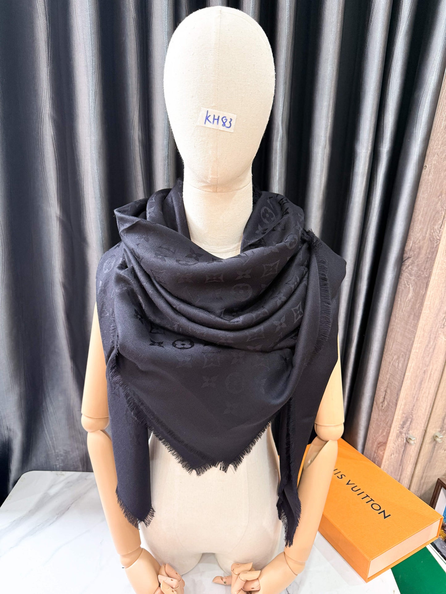 Khăn LV Đen KH83 17/12