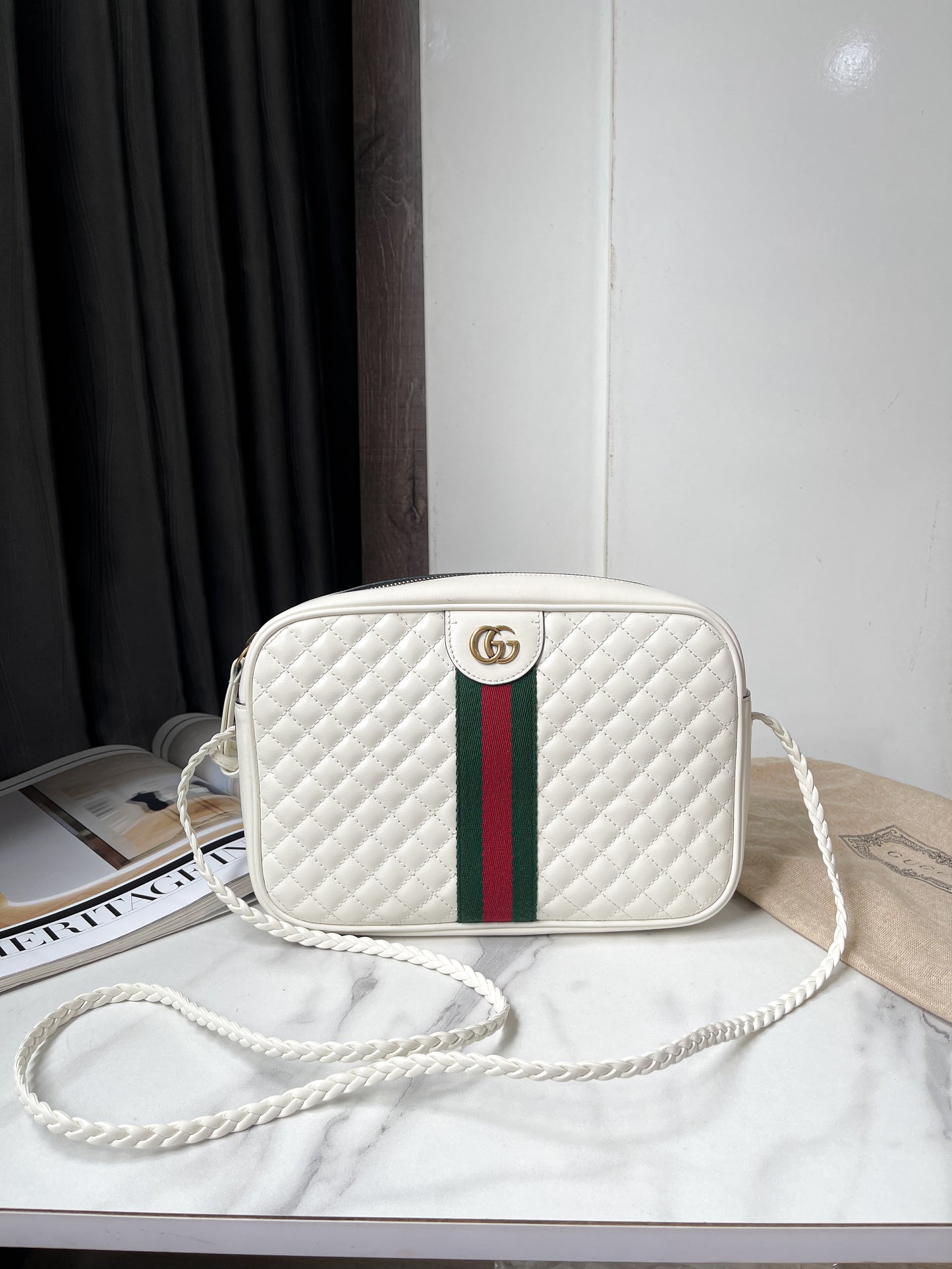 A Gucci Crossbody Trắng