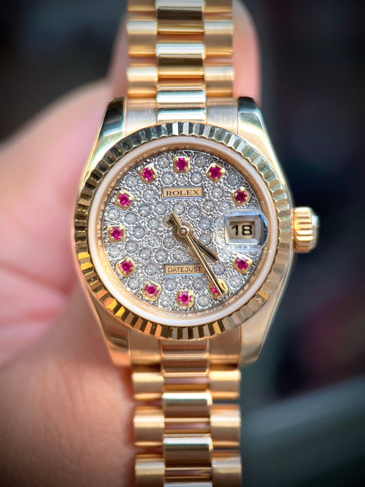 A Rolex Yellow Gold 26mm mặt số full kim cương zin hãng