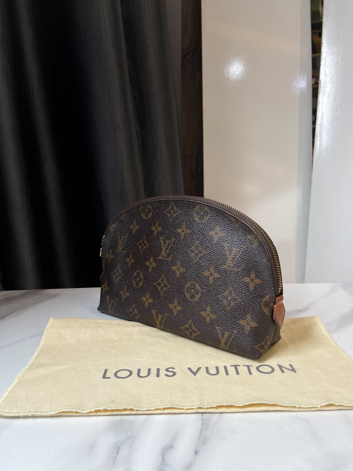 Pouch LV Hến