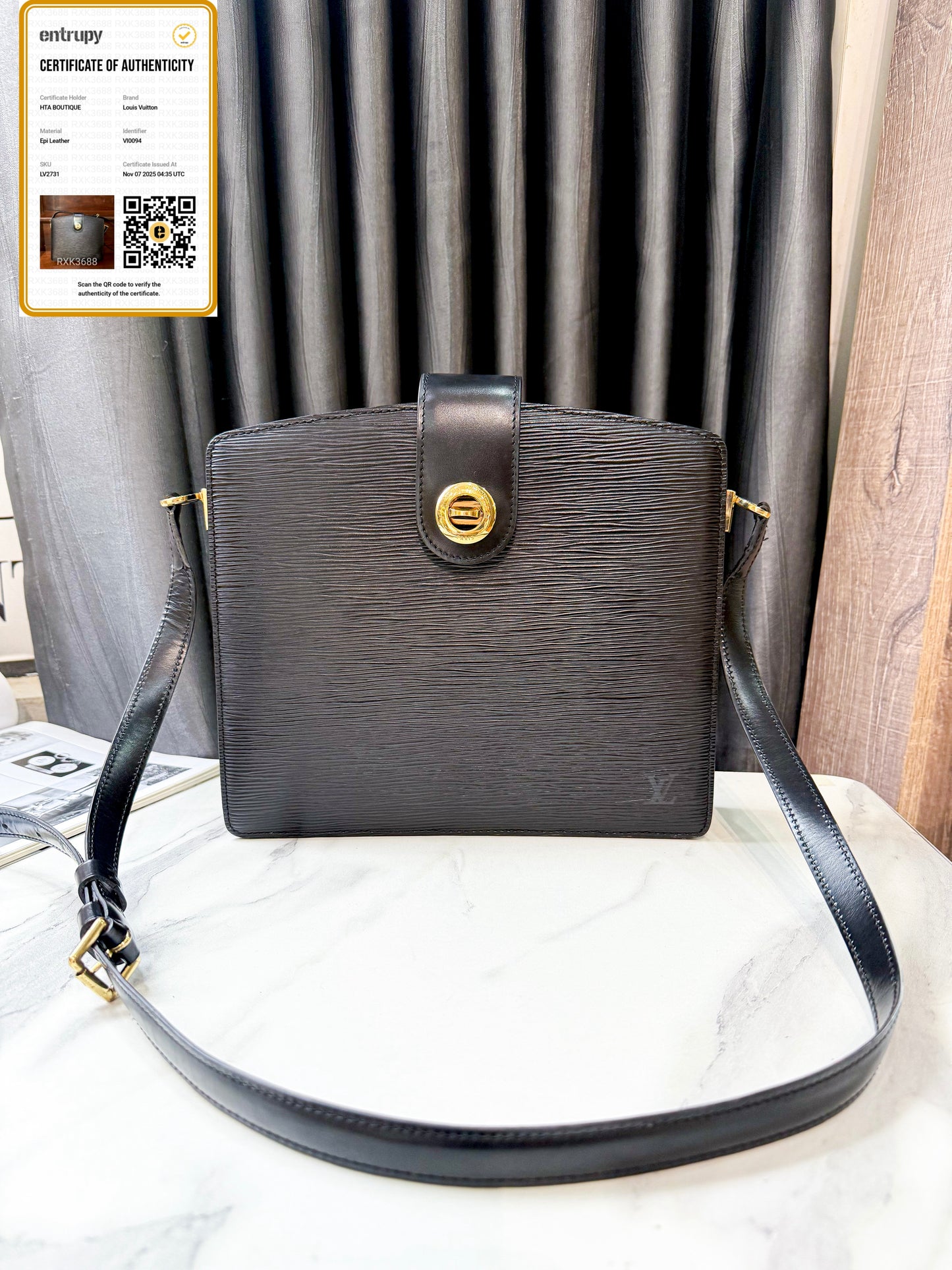 A A Túi Chéo LV Epi Đen