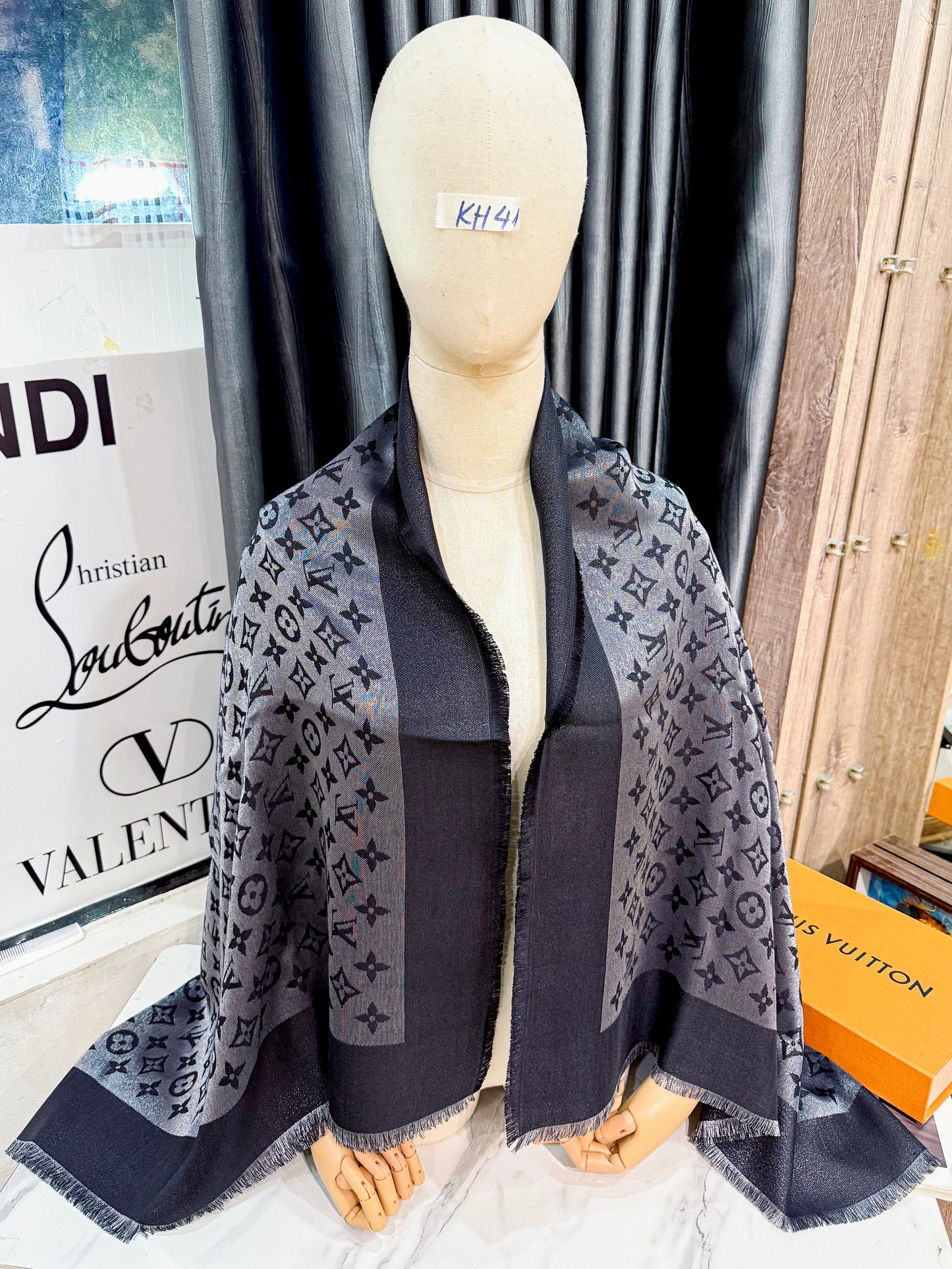 Khăn LV Ánh Kim Đen KH41 16/11