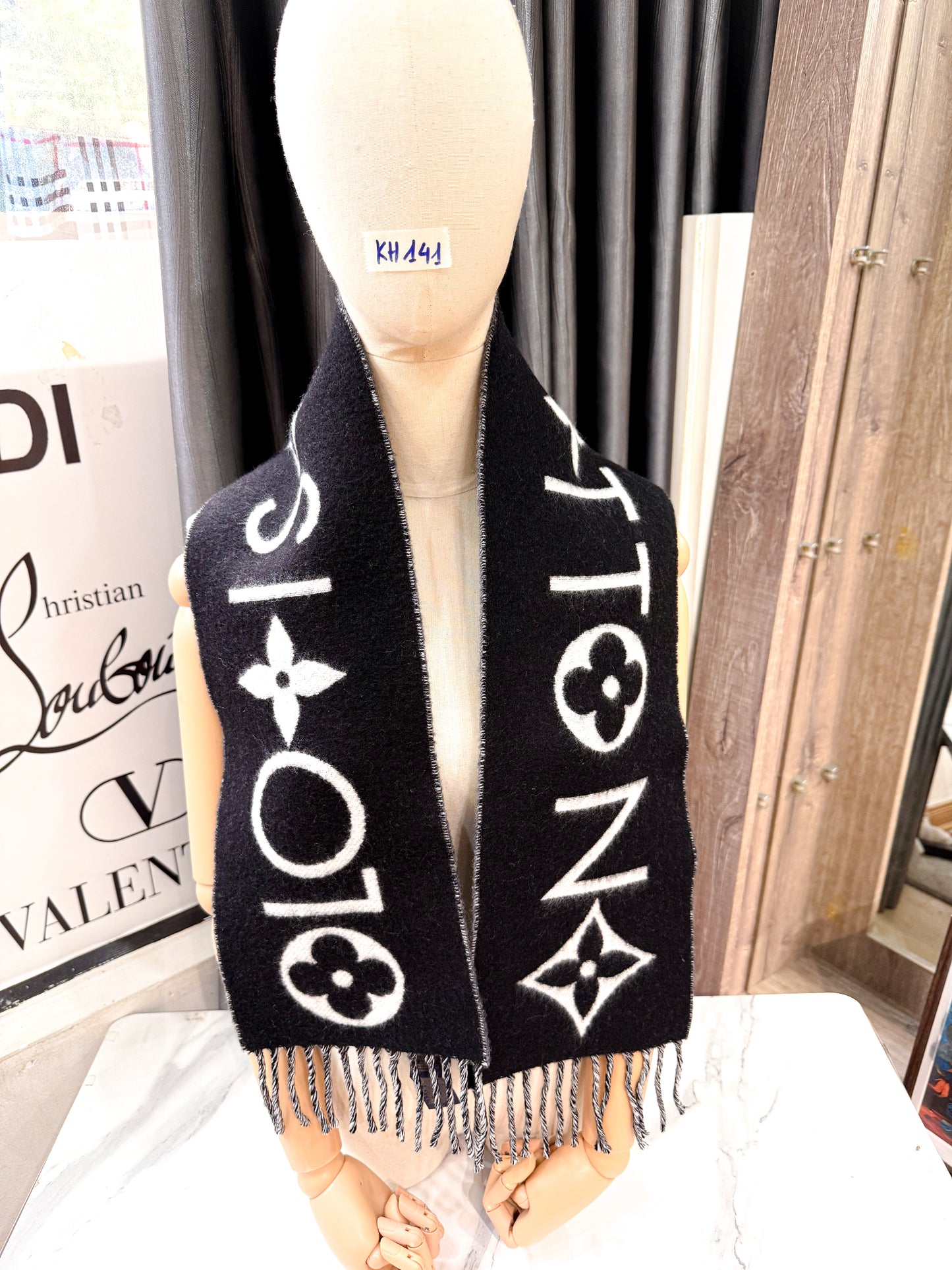 Khăn Cashmere LV Đen New Trưng Bày KH141