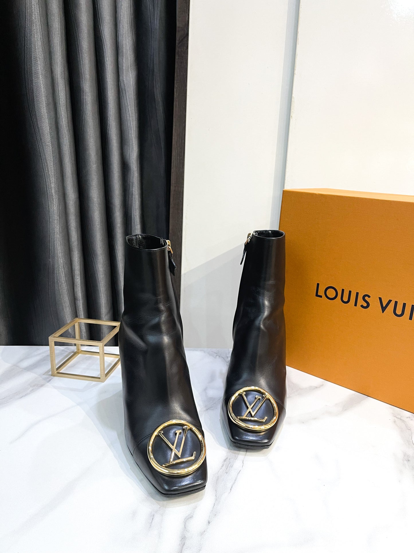 Boot LV Đen Logo Vàng Size 37