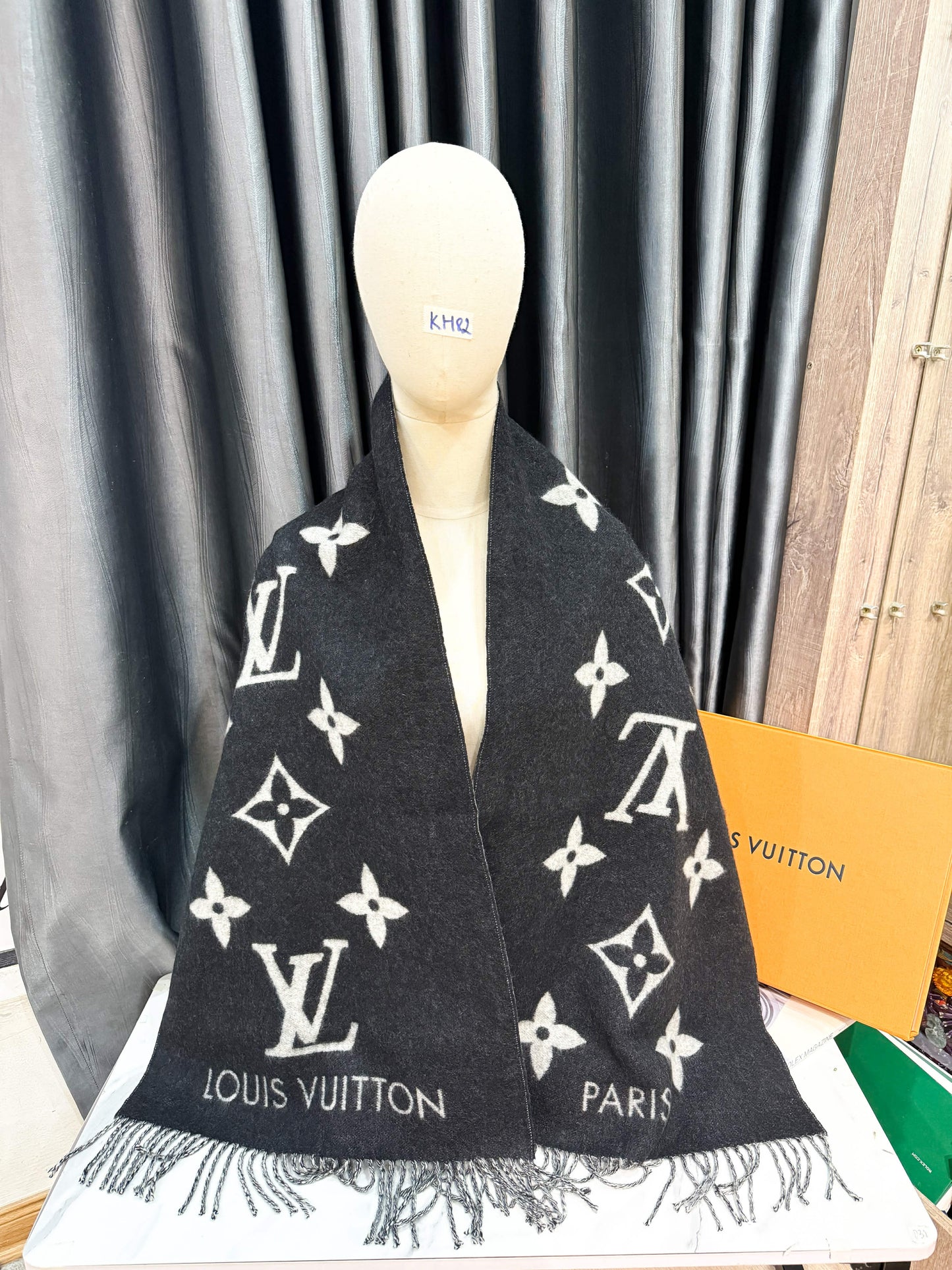 Khăn LV Cashmere Đen Ghi KH82 17/12