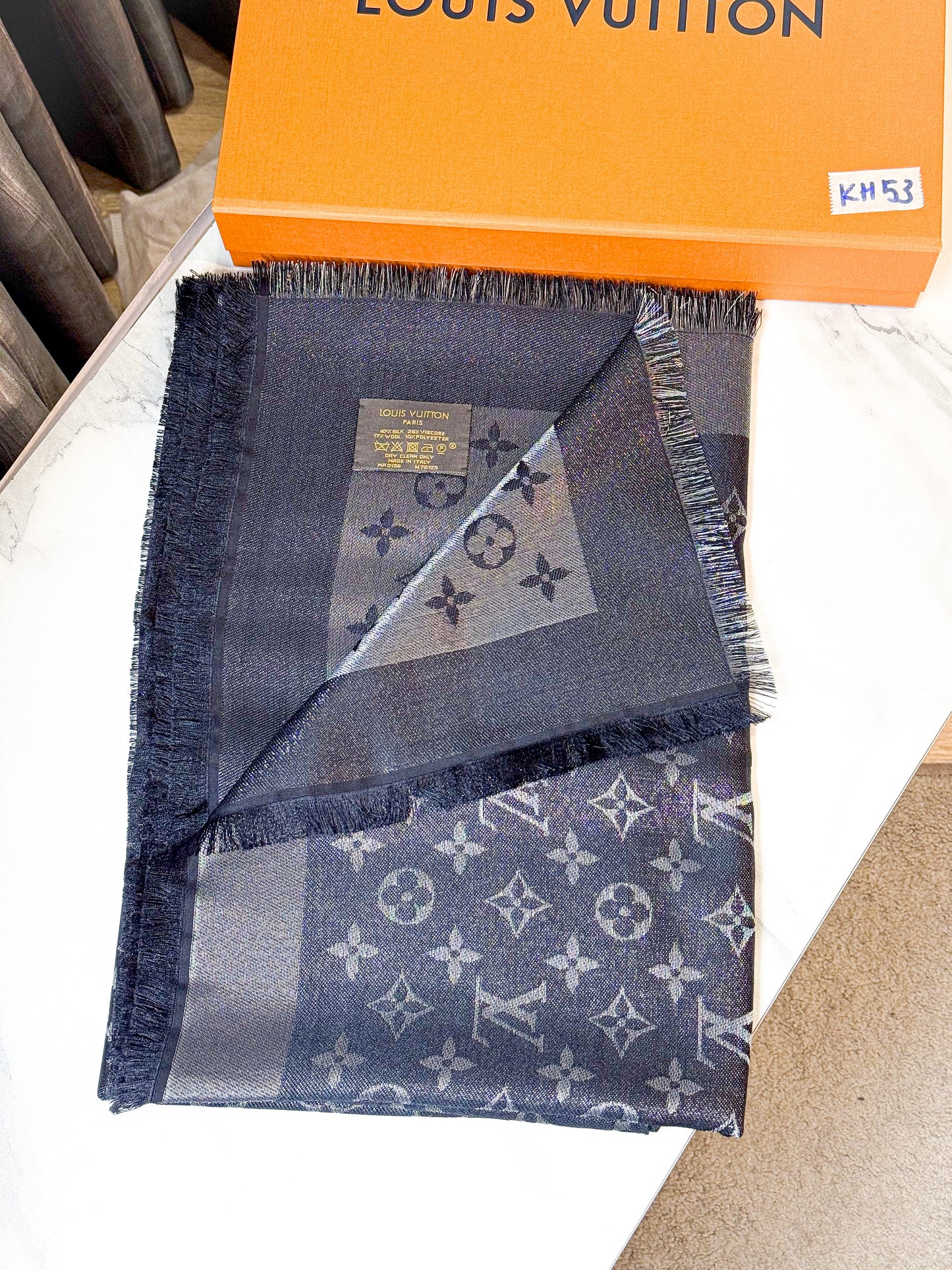 Khăn LV Đen Ánh Kim KH53 23/11