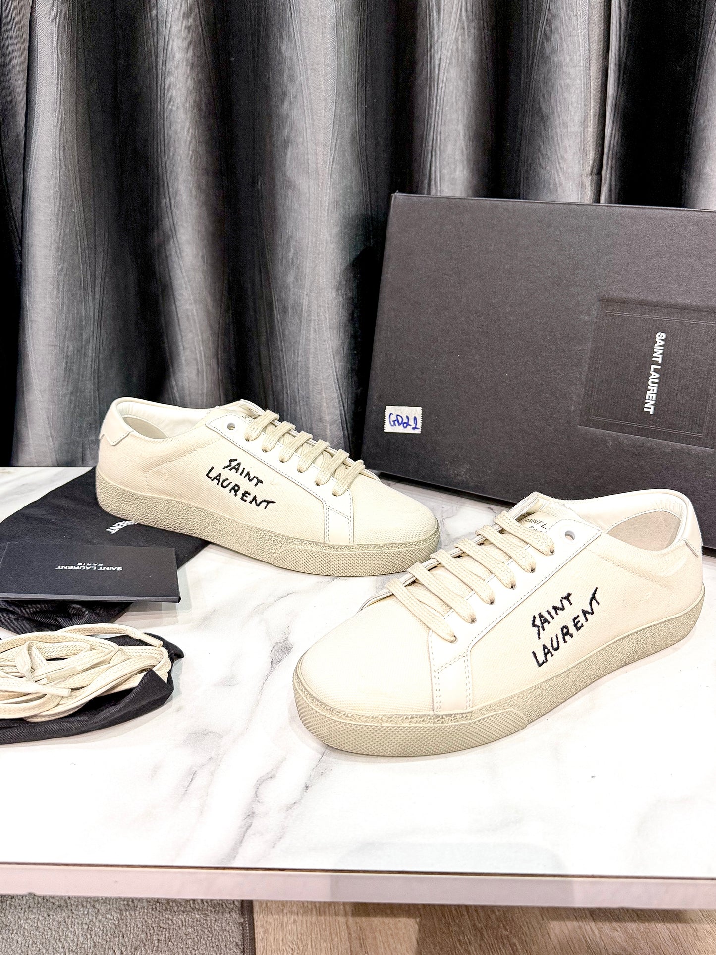 Giày YSL Trẳng Bẩn Size 35.5 New