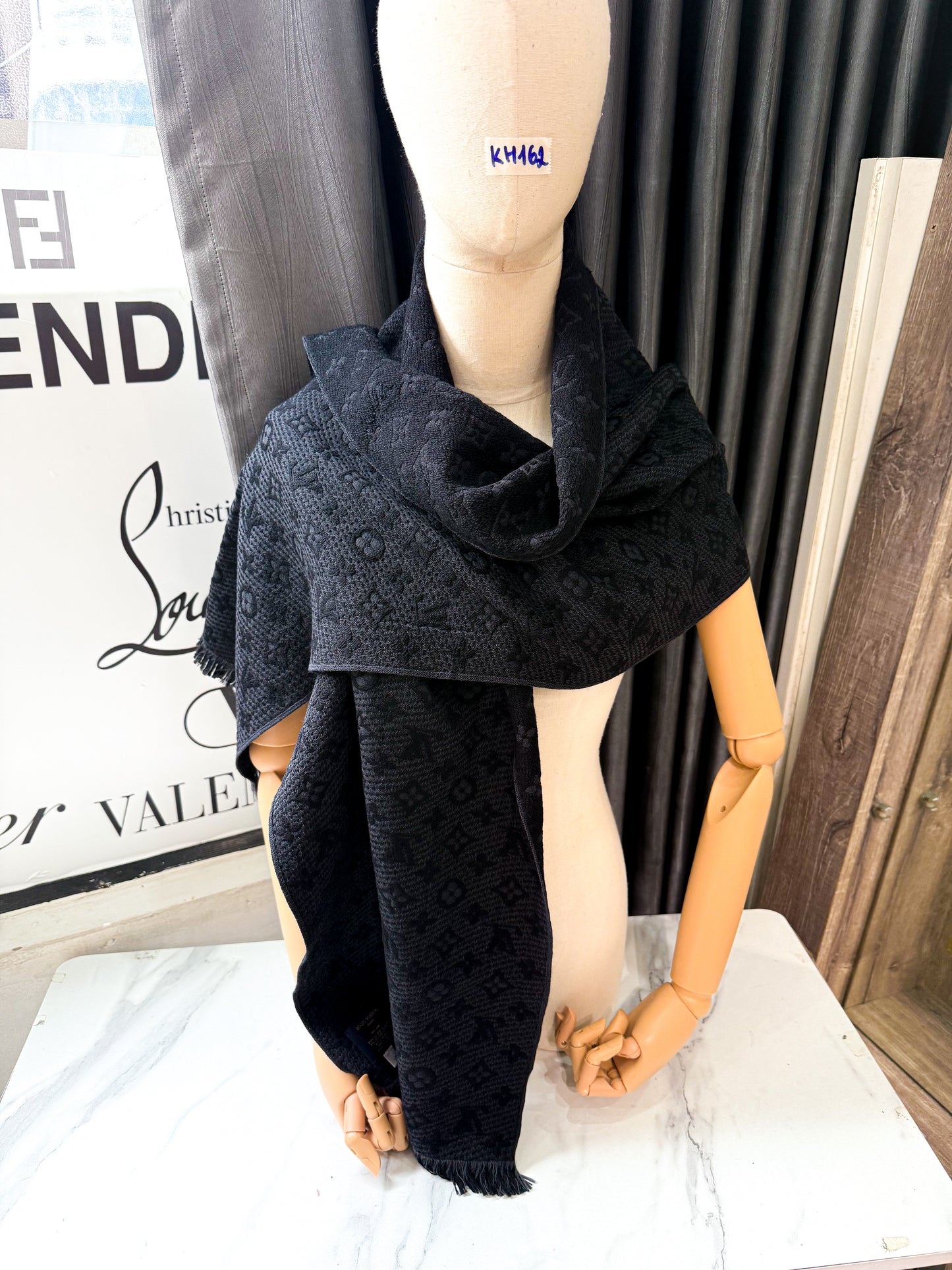 Khăn Len LV Đen - Ghi KH162