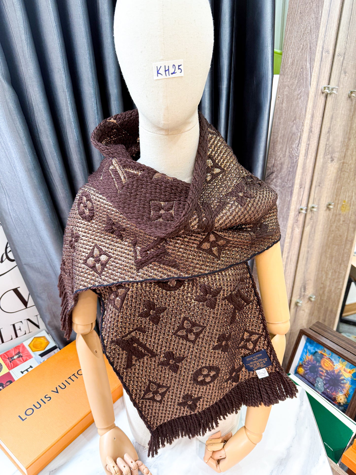 Khăn Len LV Nâu Ánh Kim