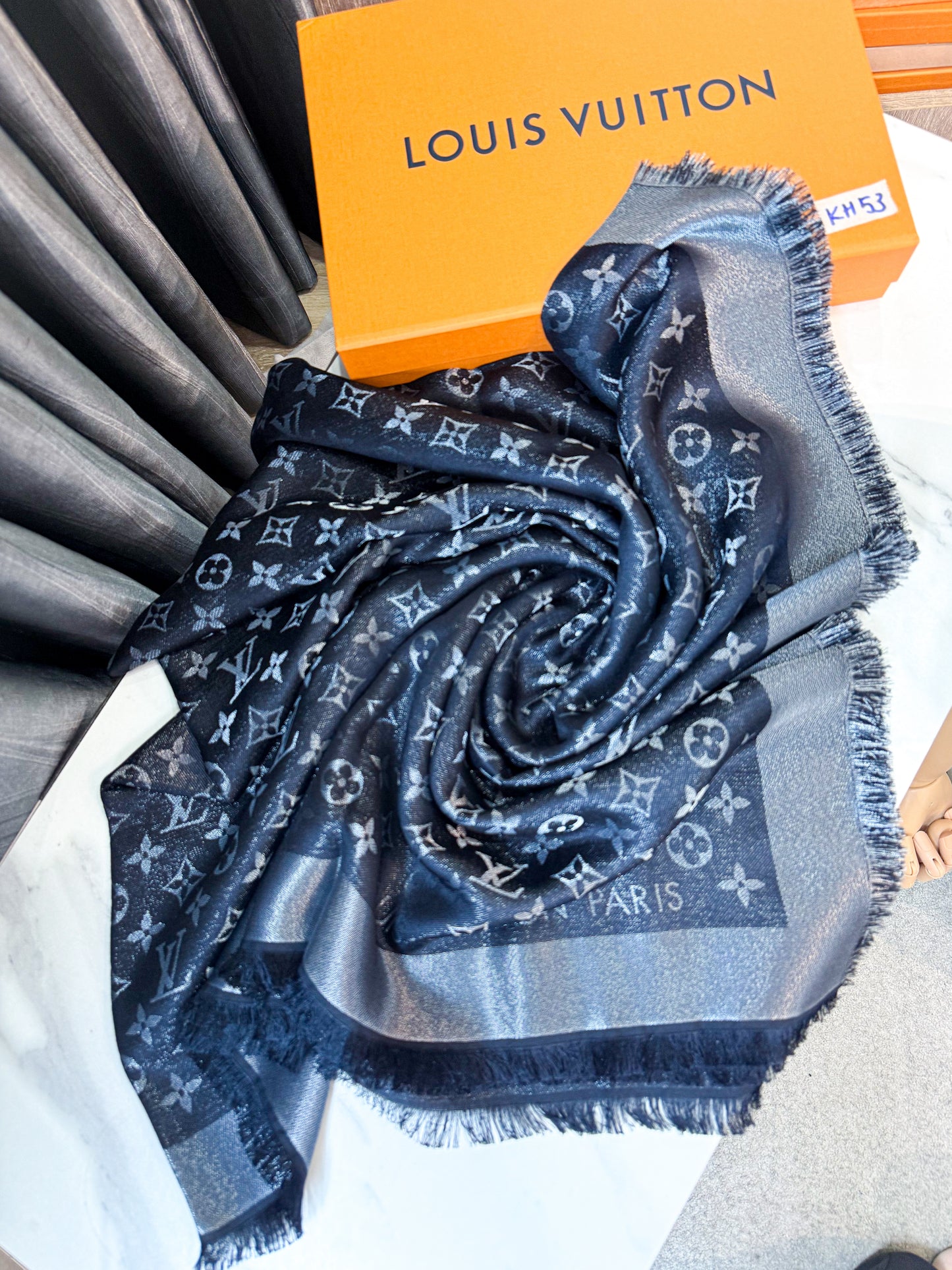 Khăn LV Đen Ánh Kim KH53 23/11