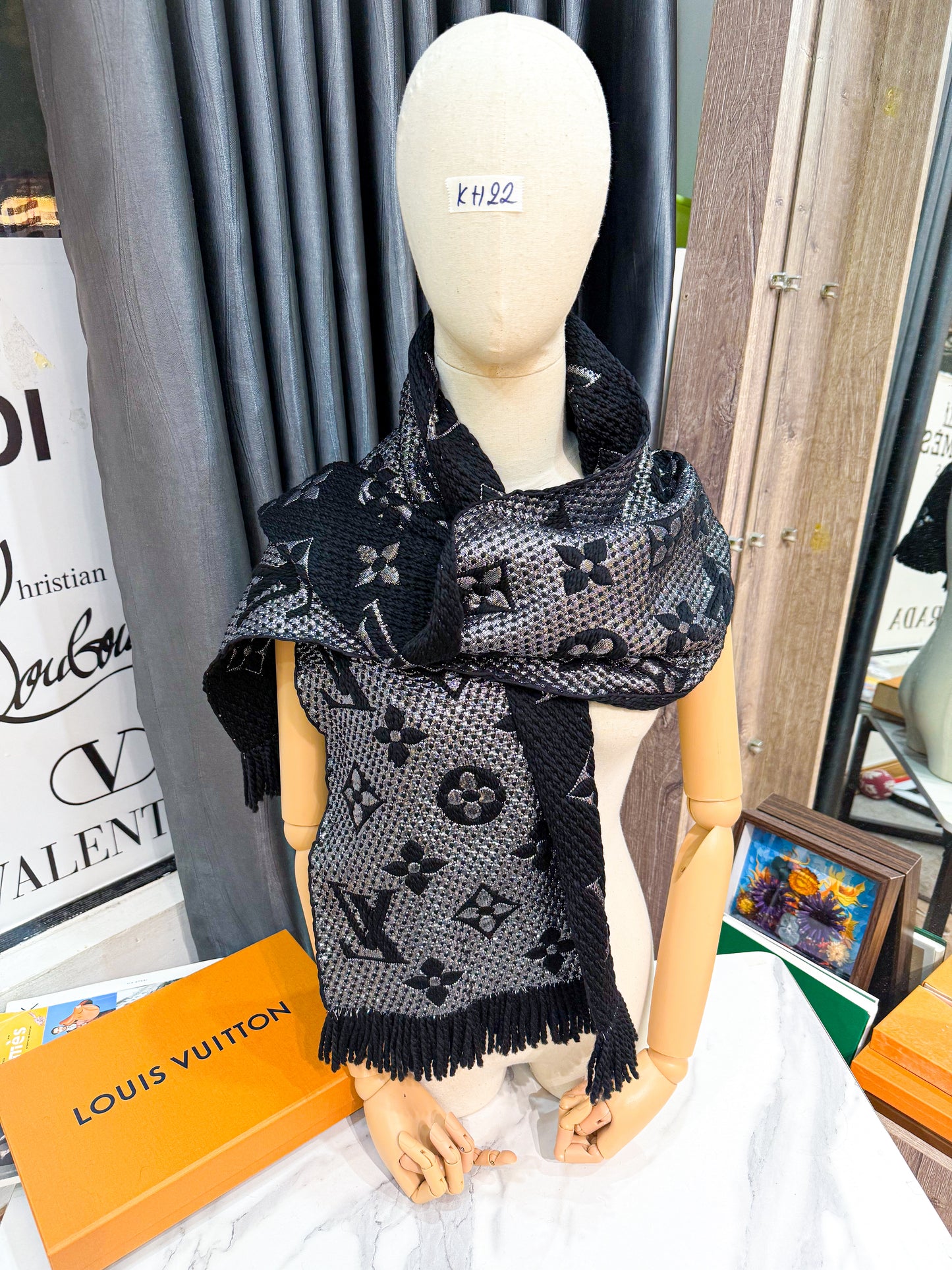 Khăn LV Len Đen Ánh Kim KH22 4/11