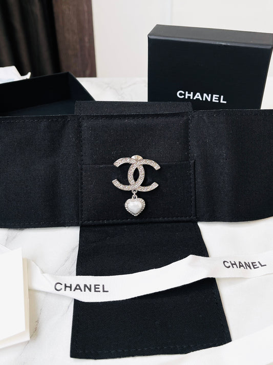 Cài Áo Chanel Trái Tim