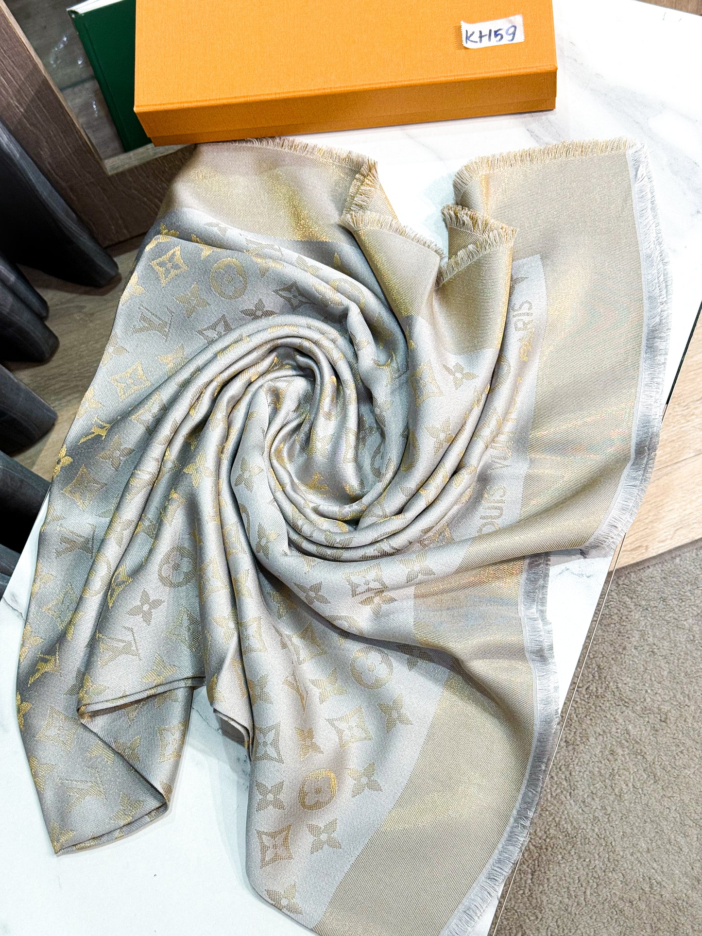 Khăn LV Ánh Kim Ghi Vàng KH59 28/11