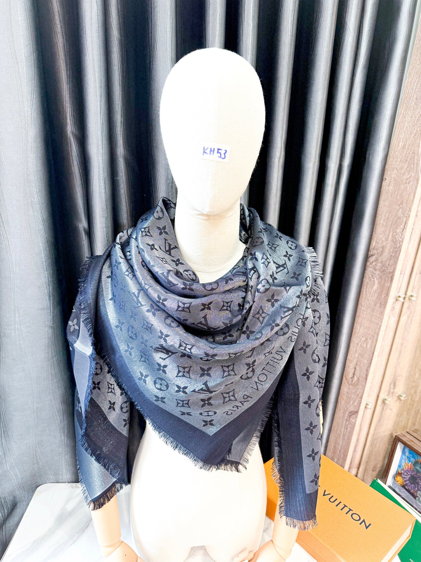Khăn LV Đen Ánh Kim KH53 23/11
