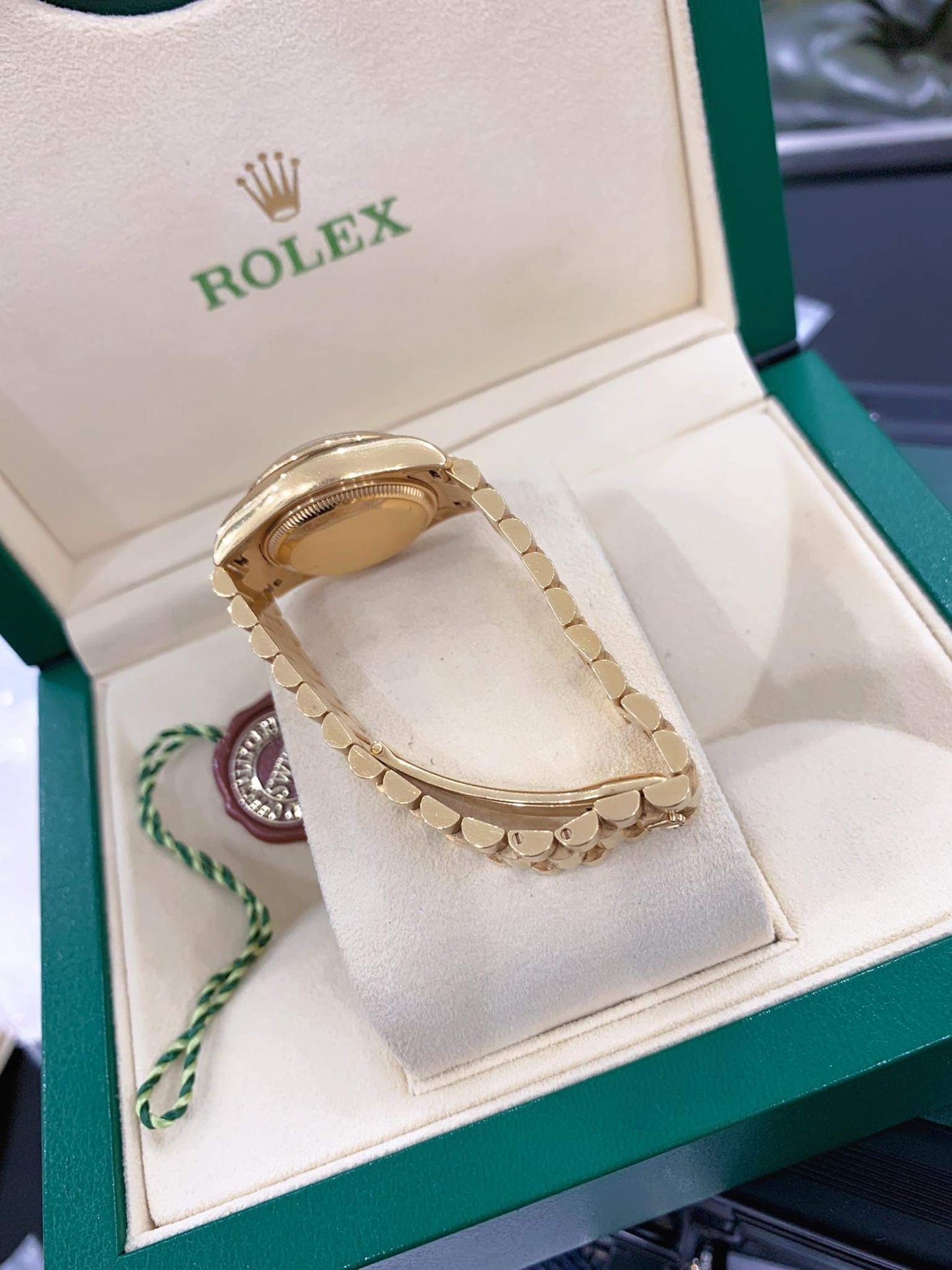 A Rolex Yellow Gold 26mm mặt số full kim cương zin hãng