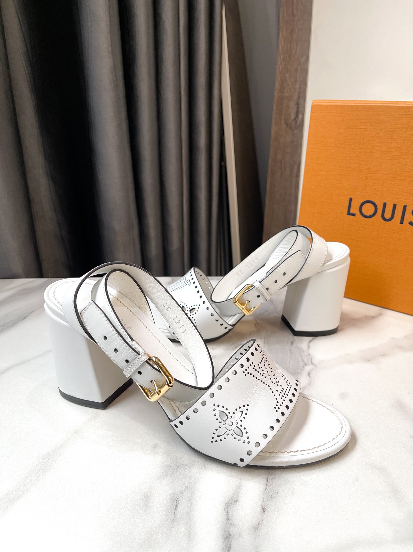 Sandal LV Trắng 37.5