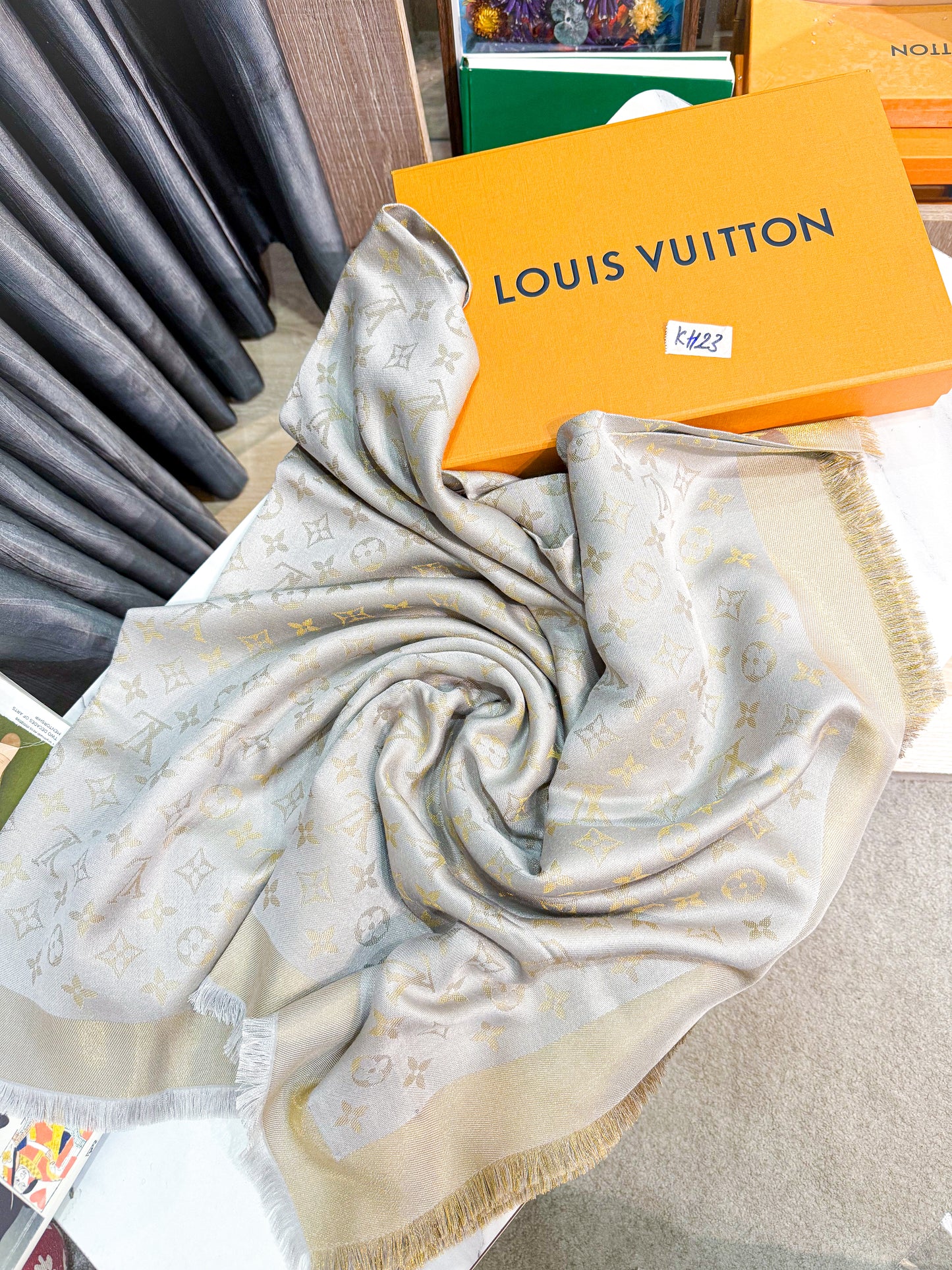 Khăn LV Ánh Kim Ghi Vàng KH23 4/11