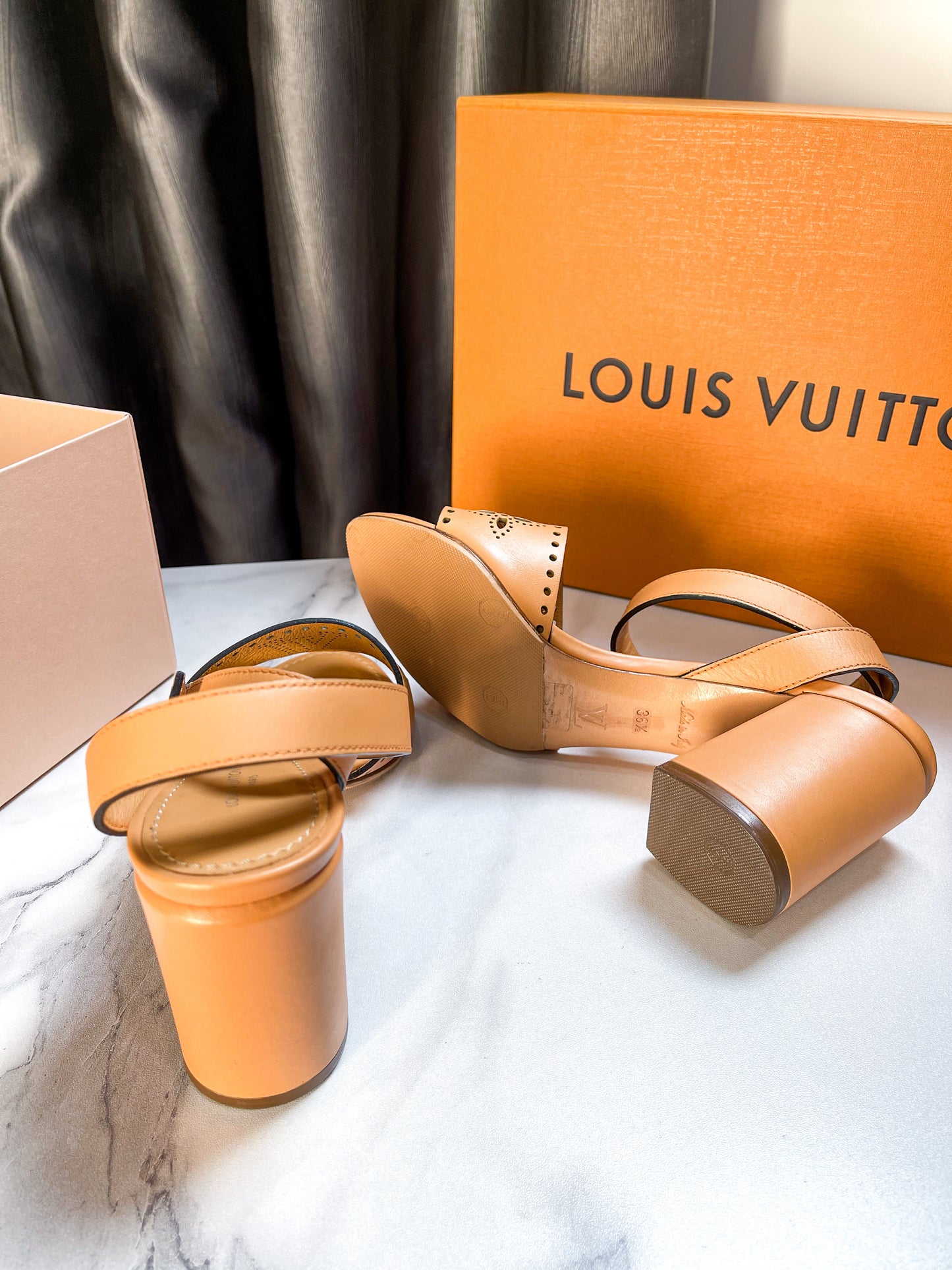 Sandal LV Lỗ