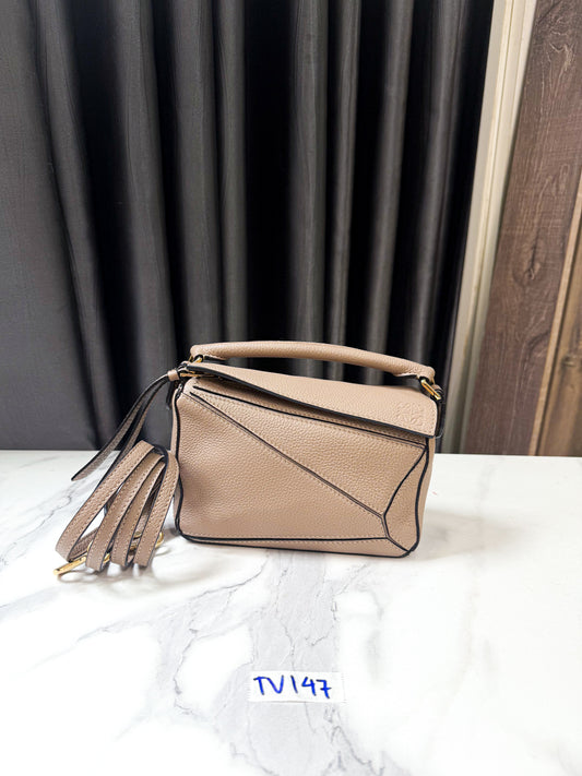 A A Loewe Puzzle TV147