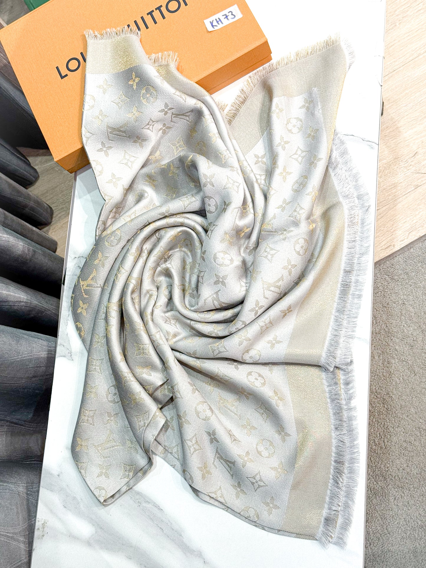 Khăn LV Ánh Kim Ghi Vàng New Trưng Bày KH73 7/12