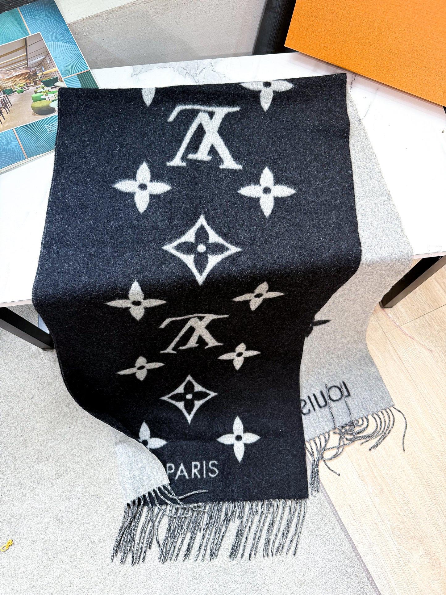 Khăn LV Cashmere Đen Ghi KH131