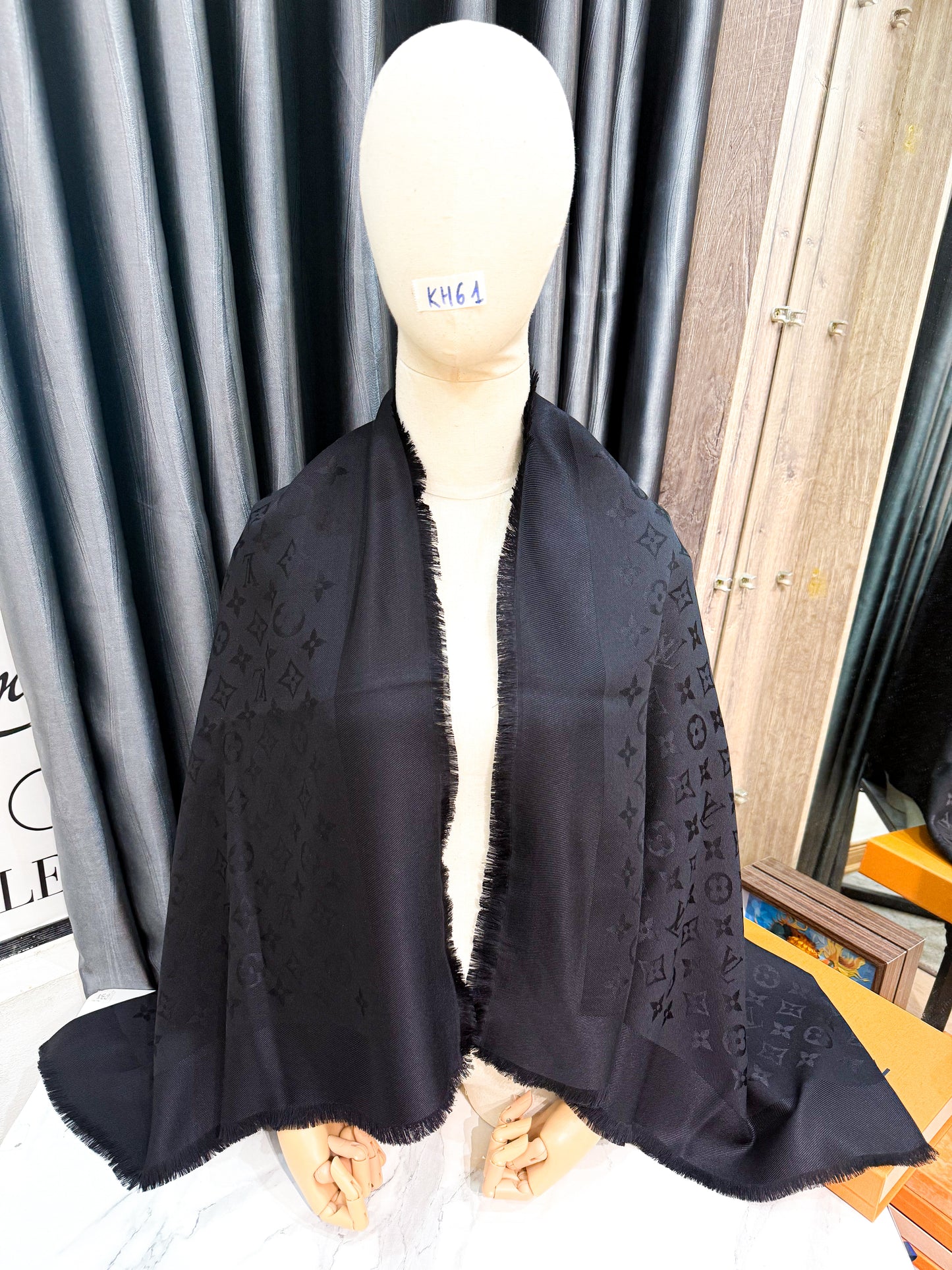 Khăn LV Đen KH61 28/11