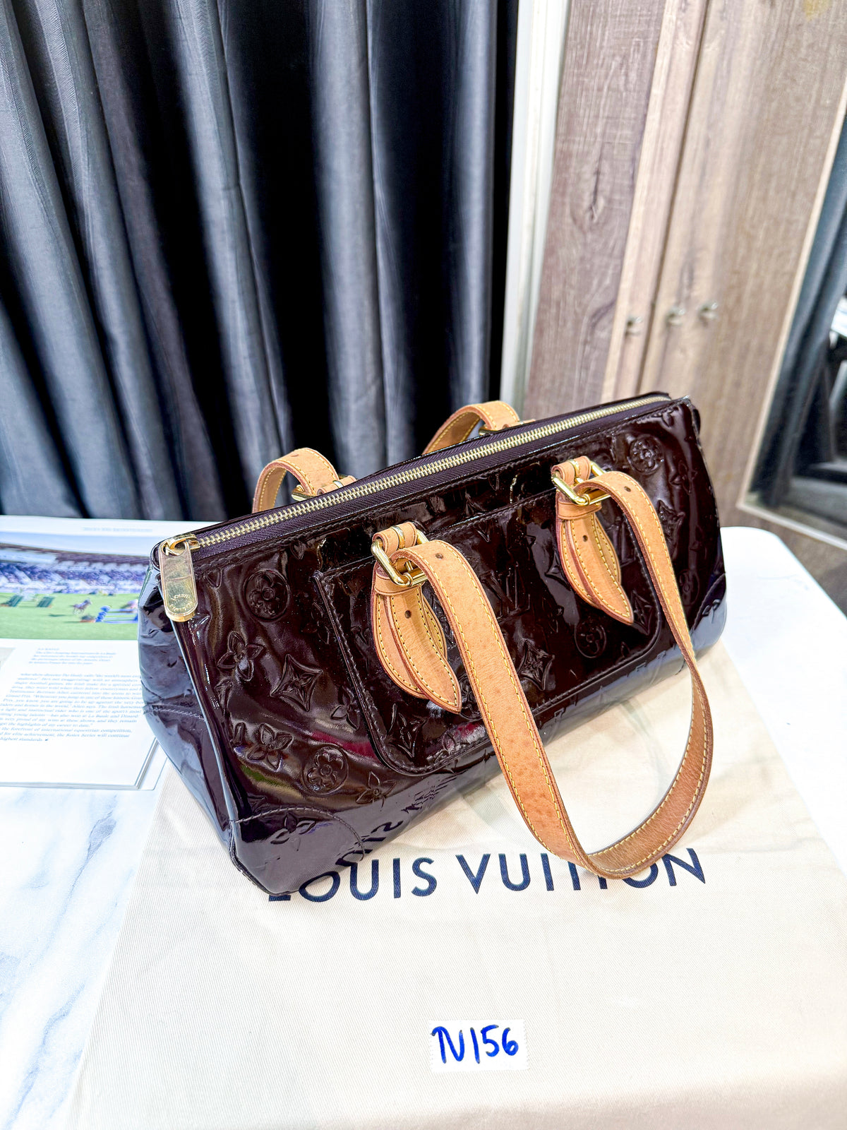 A A LV Handbag Vernis TV156