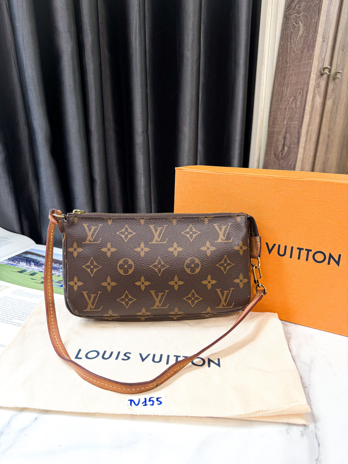 A A LV Pochette TV155