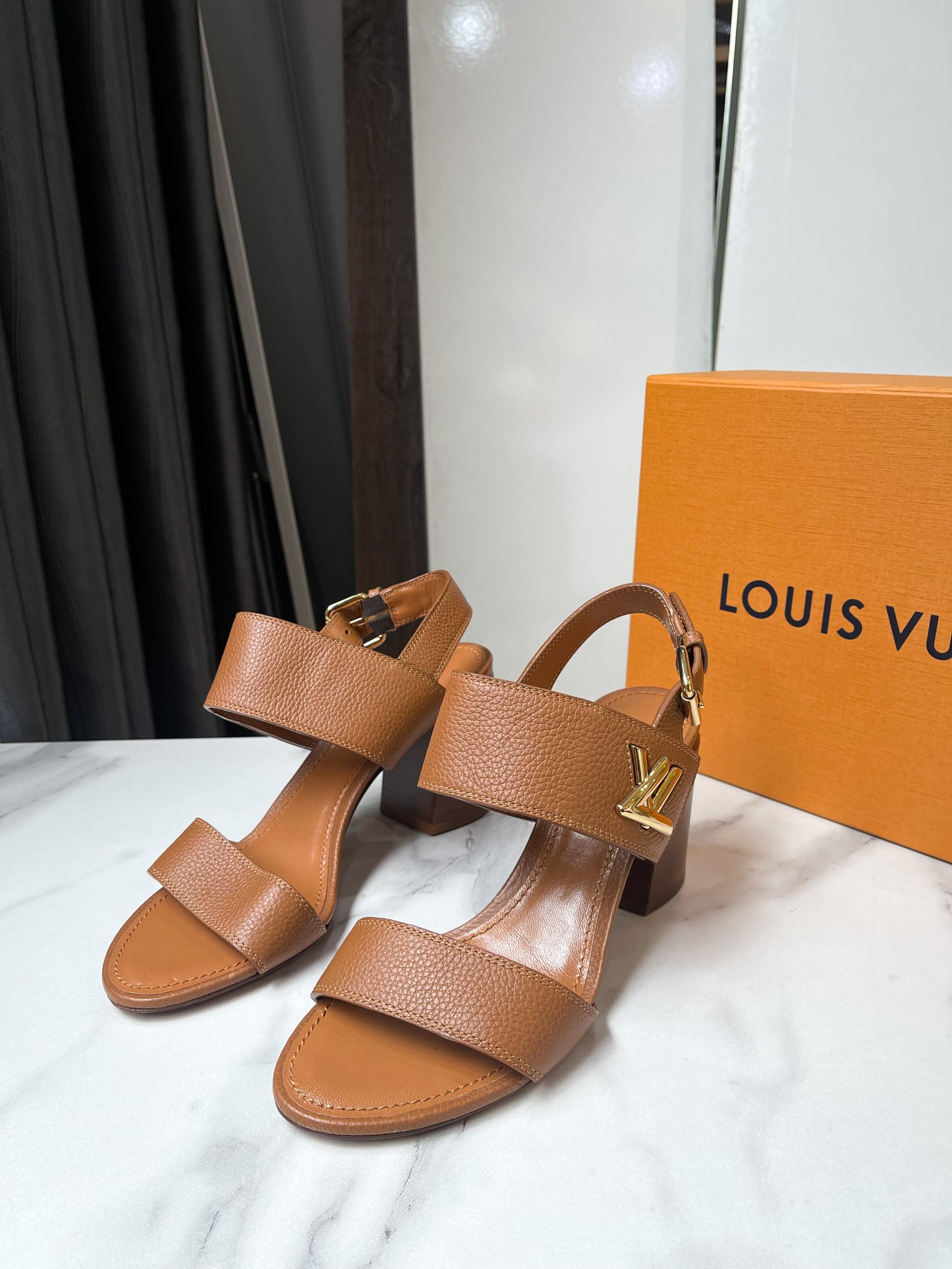 Sandal LV Da Bê Nâu Size 38