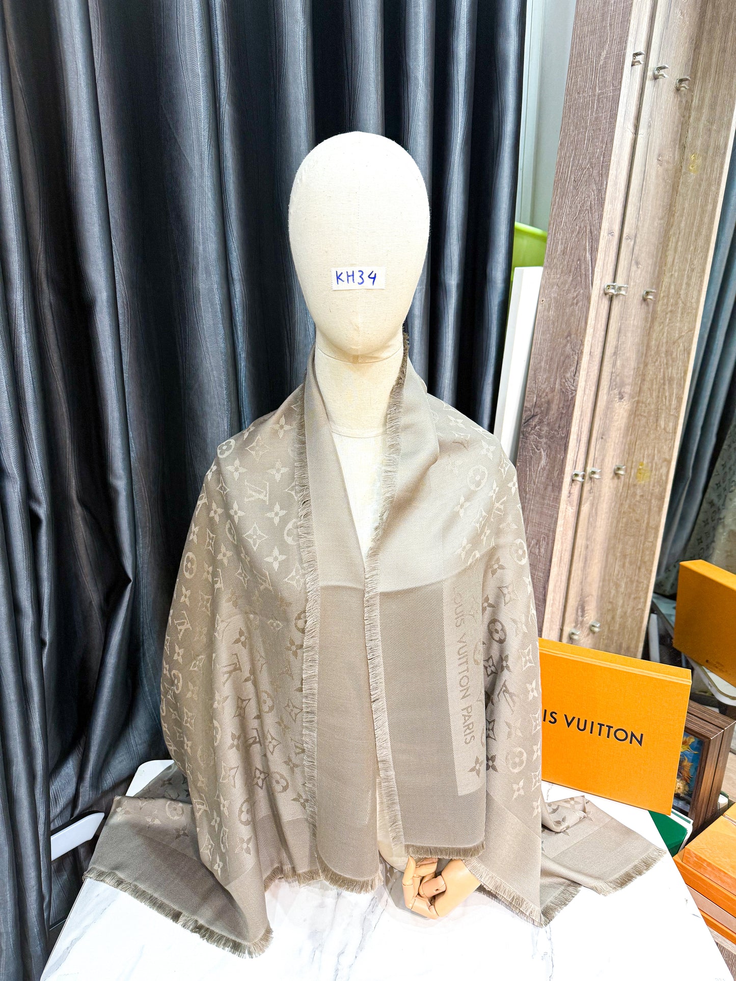 Khăn LV Khổ 140x140 KH34 12/11