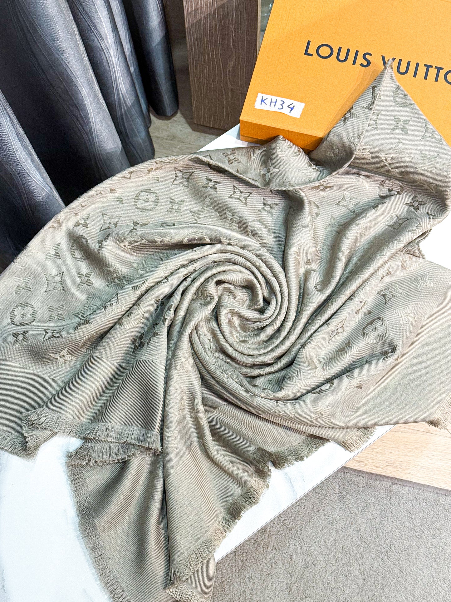 Khăn LV Khổ 140x140 KH34 12/11