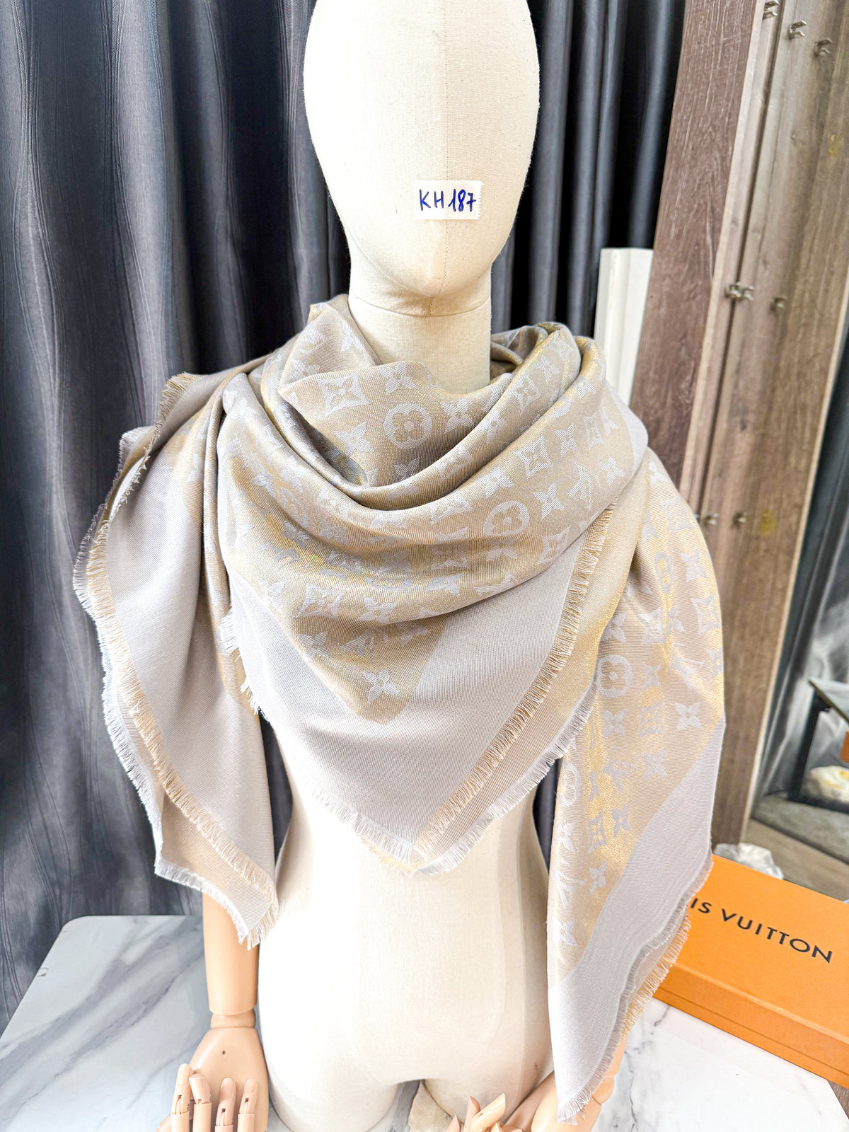Khăn LV Ánh Kim Ghi Vàng KH187