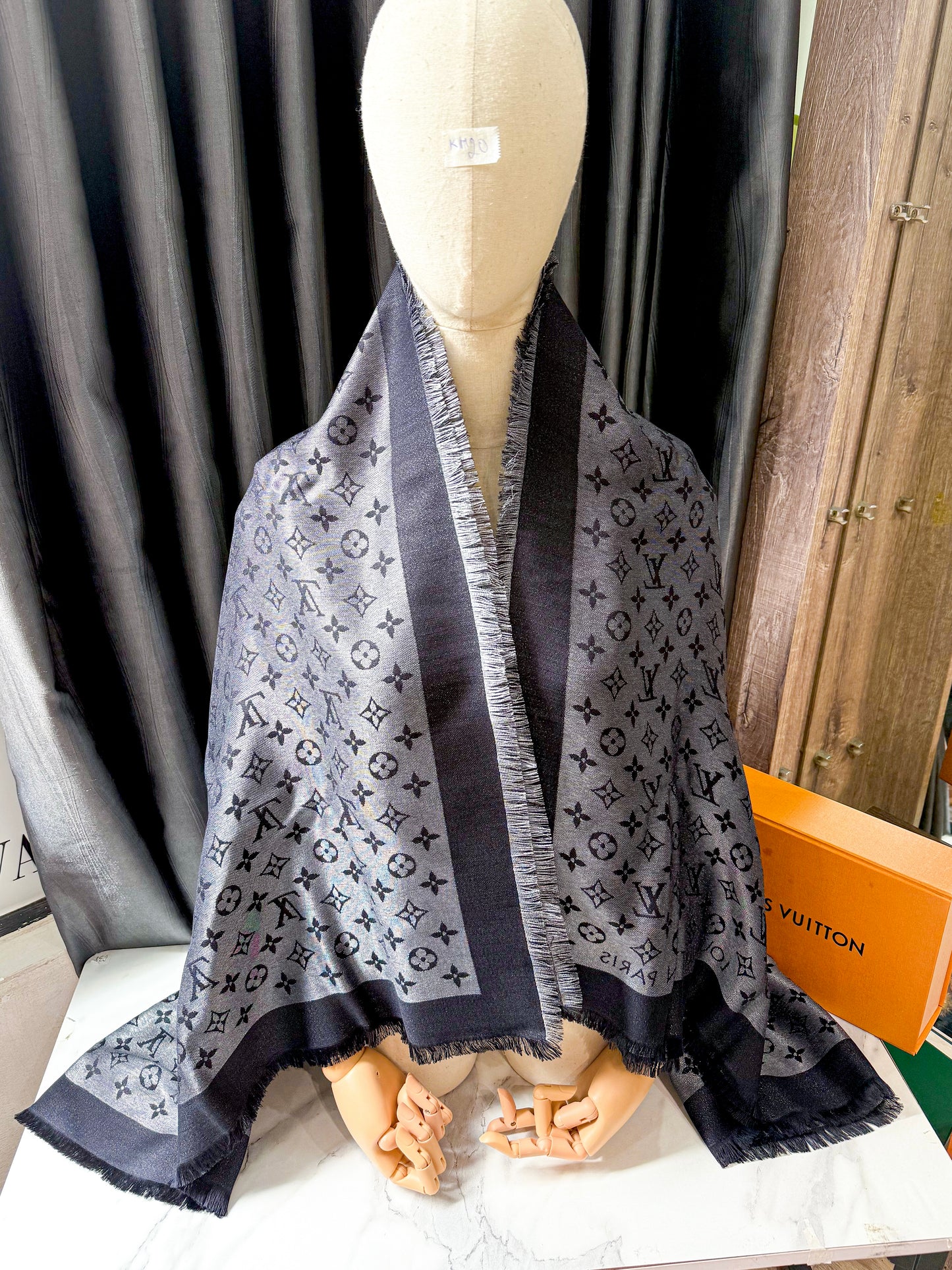 Khăn LV Ánh Kim Đen KH20 27/10