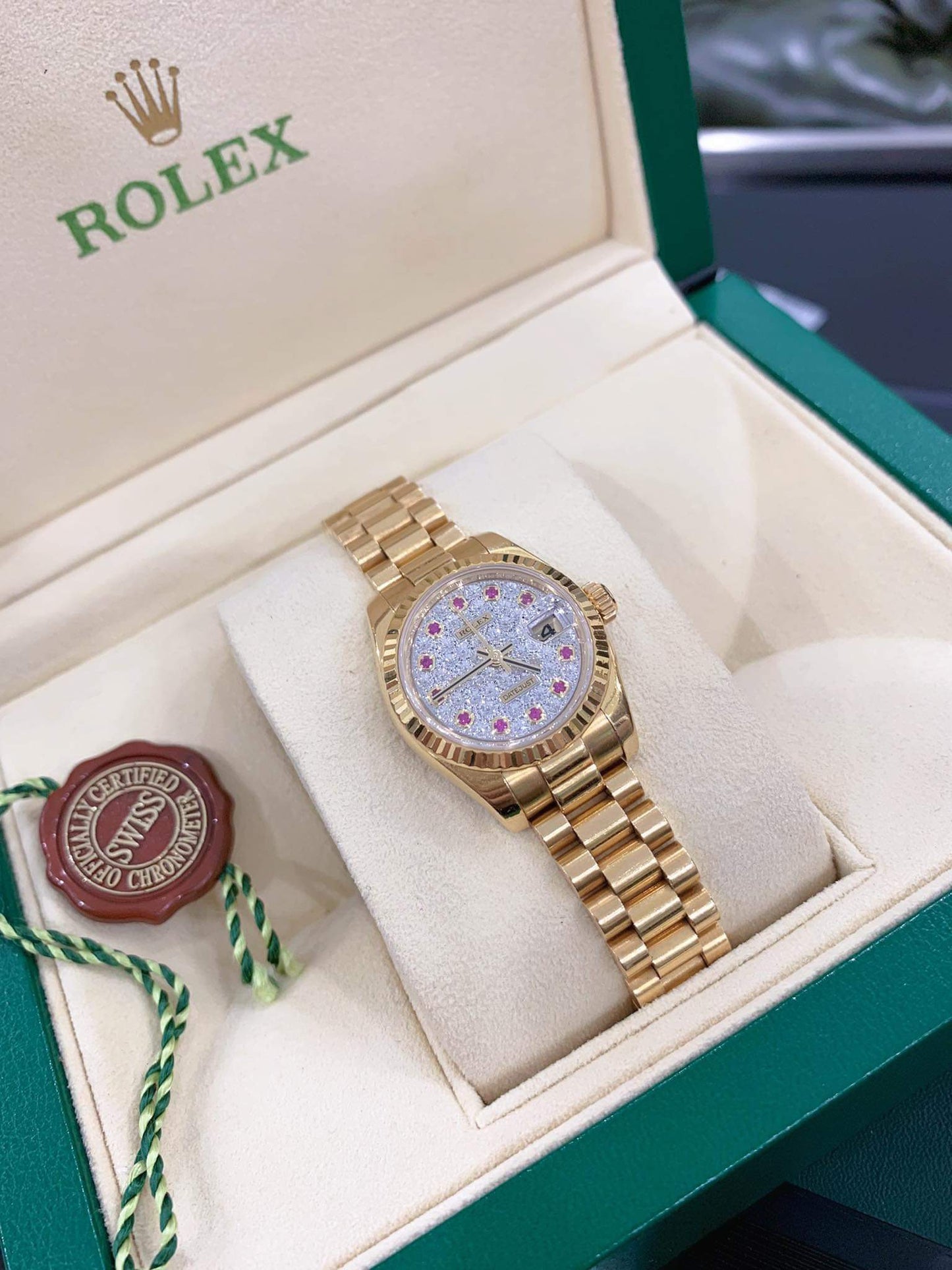 A Rolex Yellow Gold 26mm mặt số full kim cương zin hãng