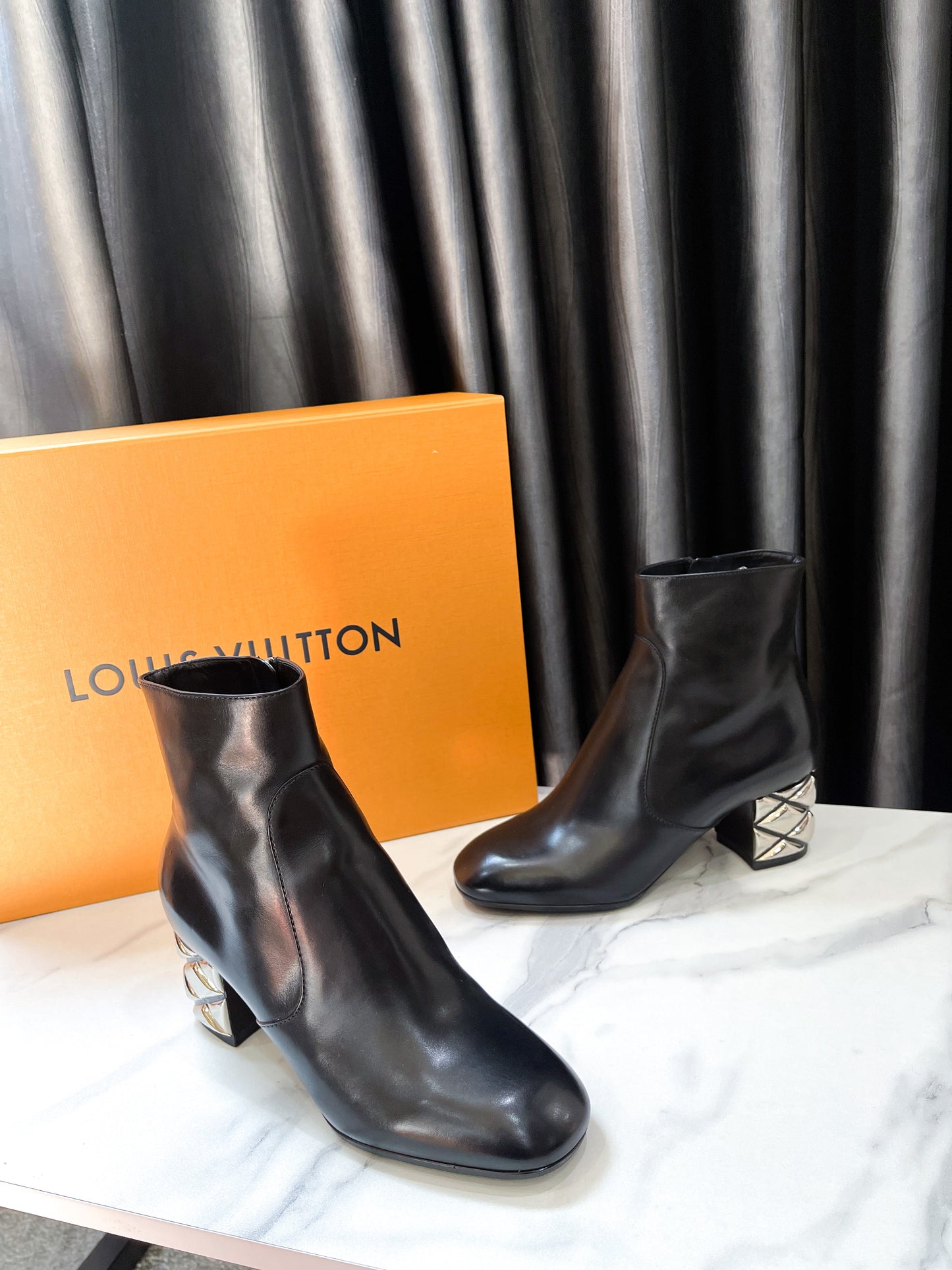 LV Boot Đen Gót Bạc