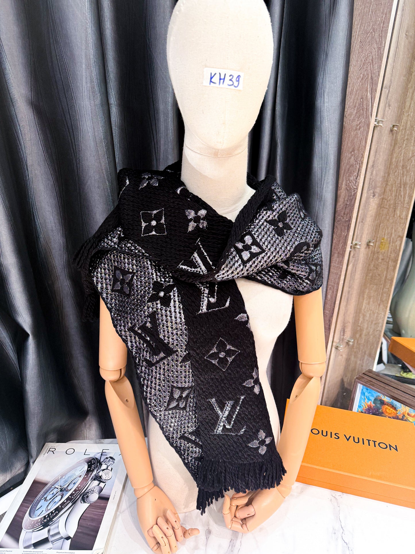 Khăn Len LV Đen Ánh Kim KH39 13/11