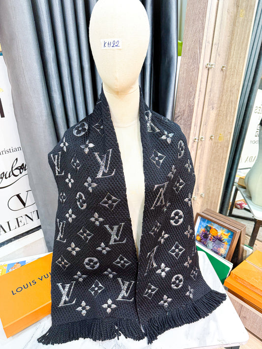 Khăn LV Len Đen Ánh Kim KH22 4/11