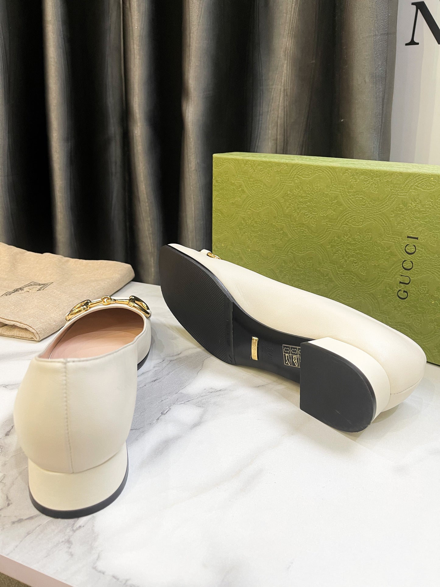 Giày Gucci Trắng Khoá