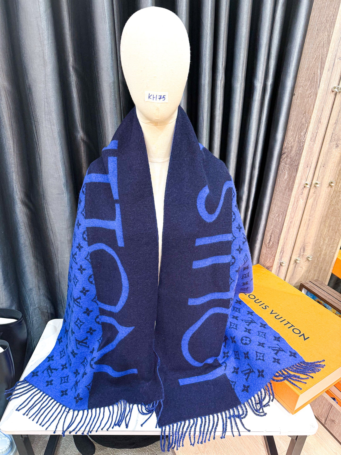 Khăn LV Cashmere Xanh KH75 11/12