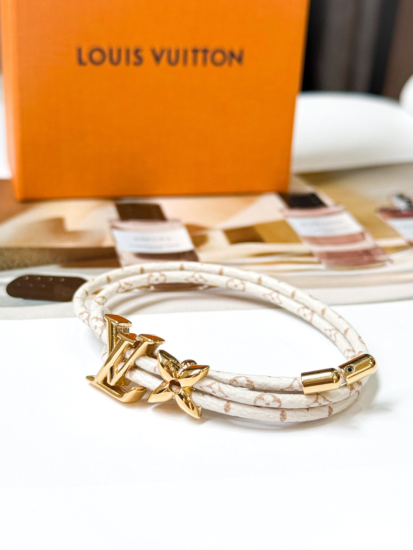 Vòng Tay LV New Trắng