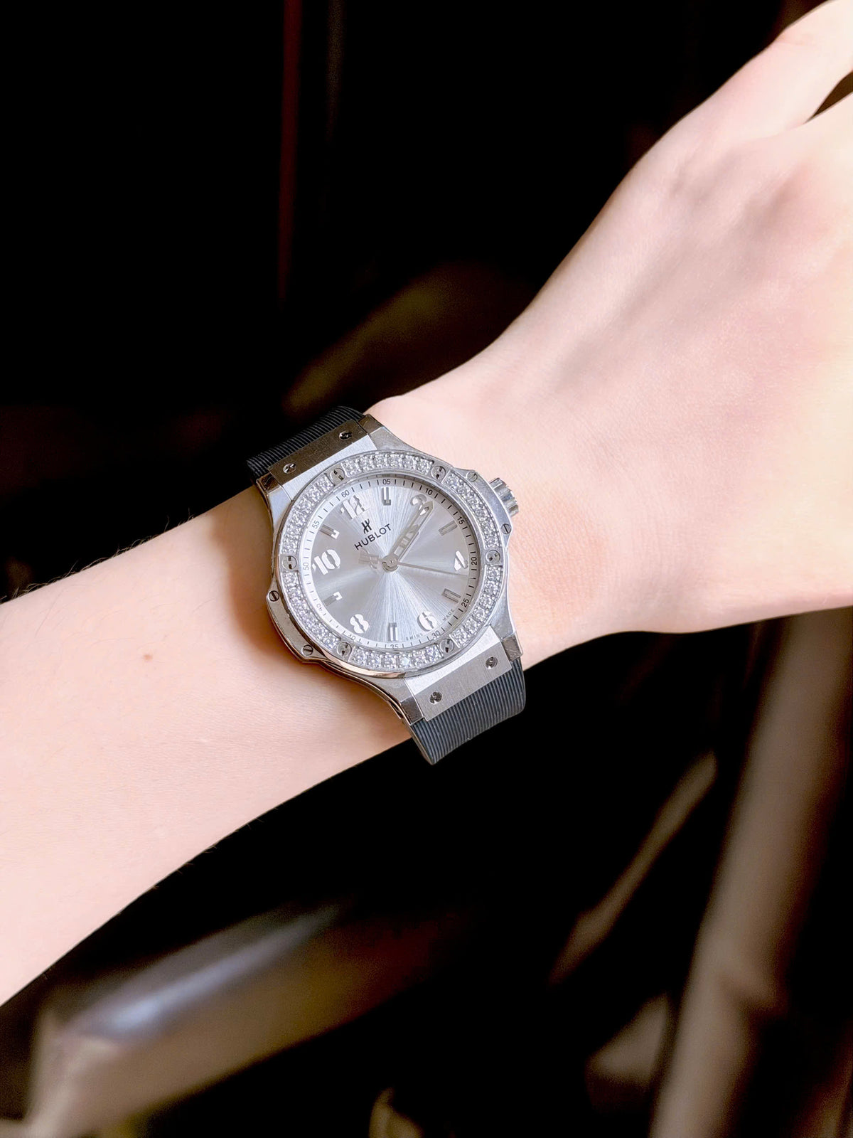 Hublot Big Bang Steel Diamonds 38mm (Silver Kim Cương Zin) trên tay