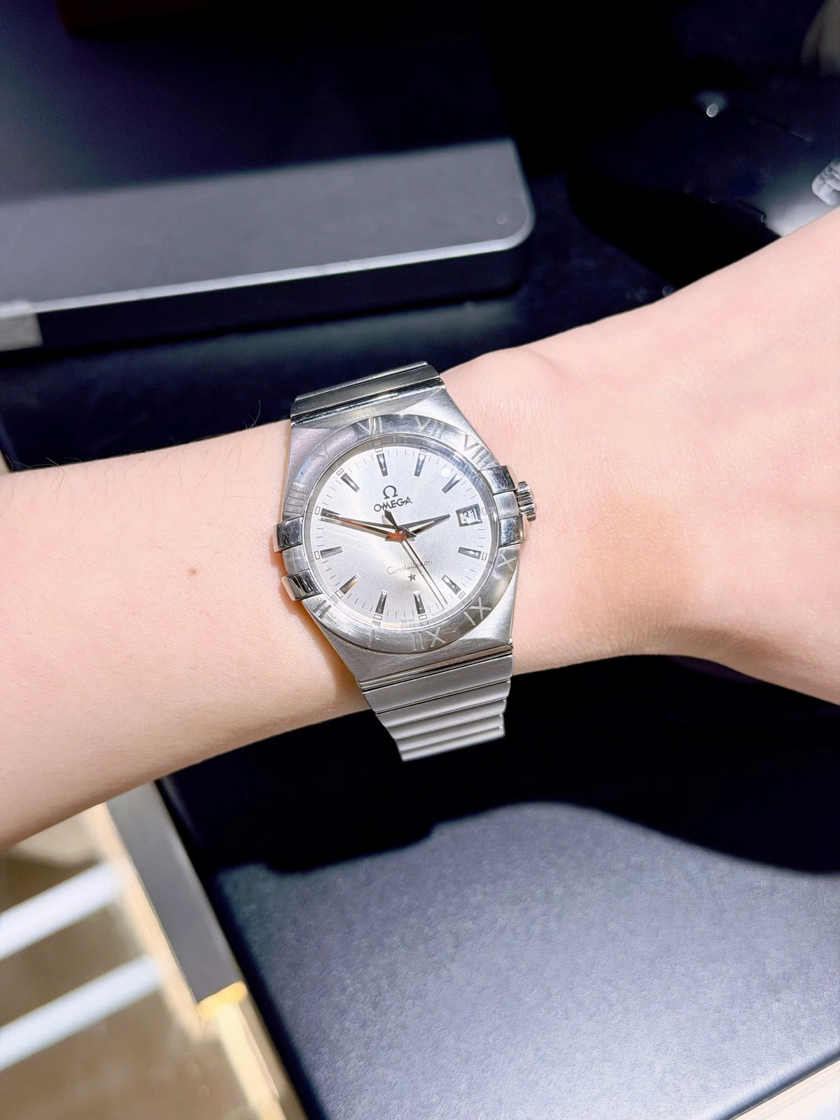 Omega Constellation Co-Axial 123.10.35.60.02.001 trên tay