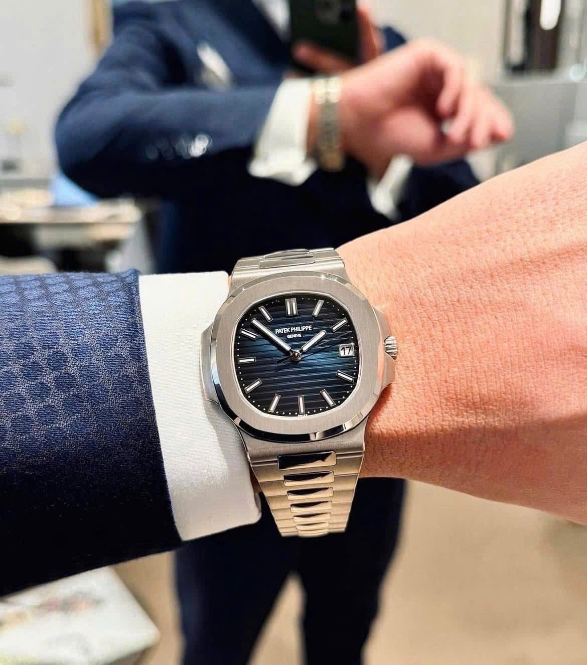 Patek Philippe Nautilus 5811G trên tay