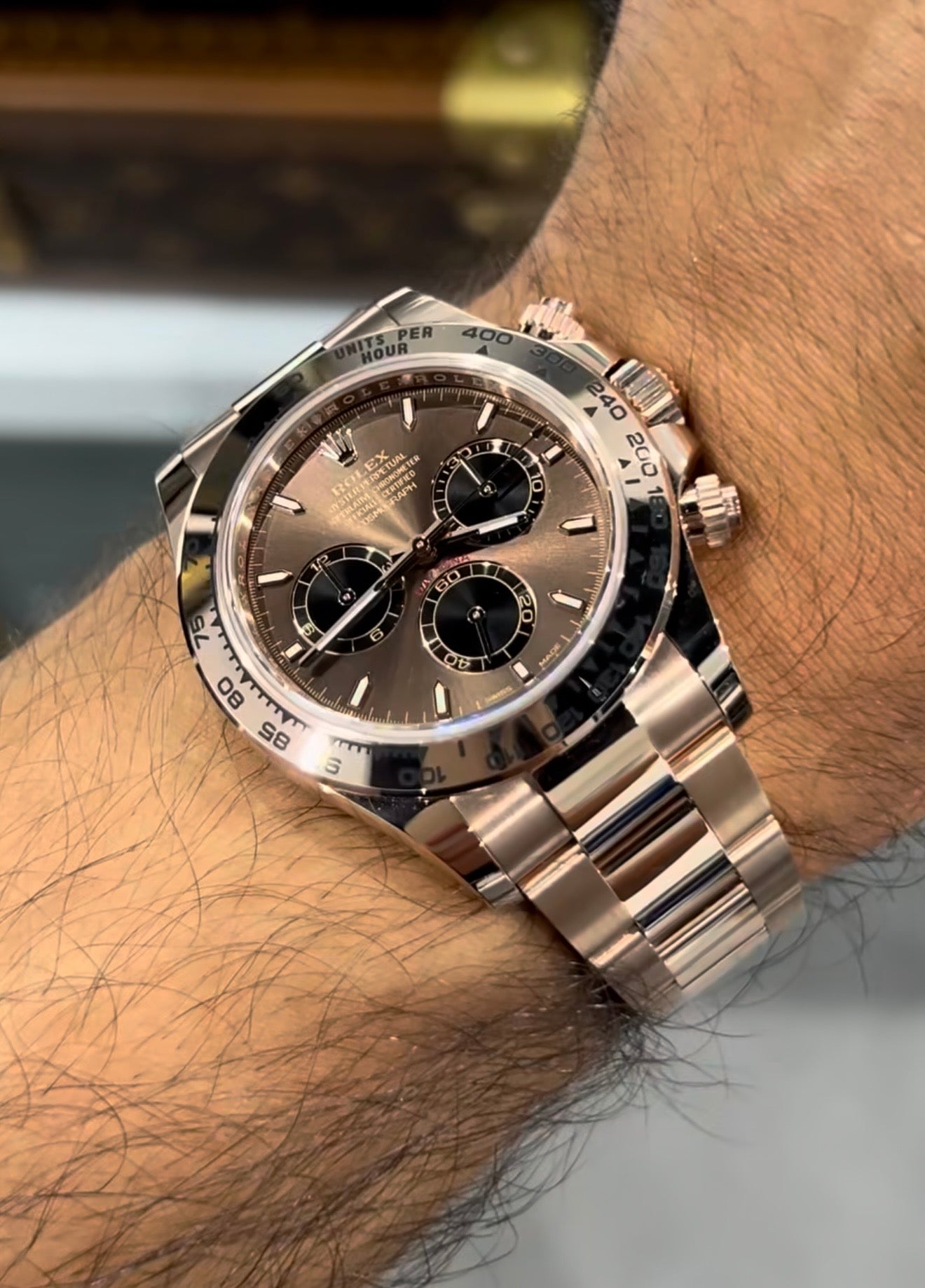 Rolex Daytona 126505 Chocolate trên tay