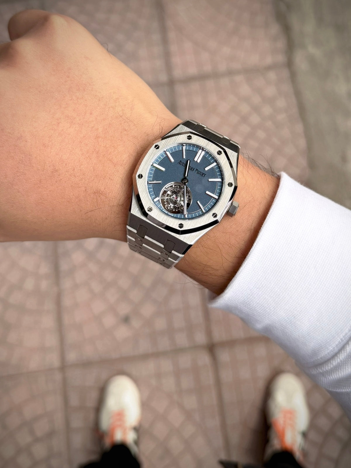 Đồng Hồ Audemars Piguet 26730Ti Tourbillion 41mm Blue Dial trên tay