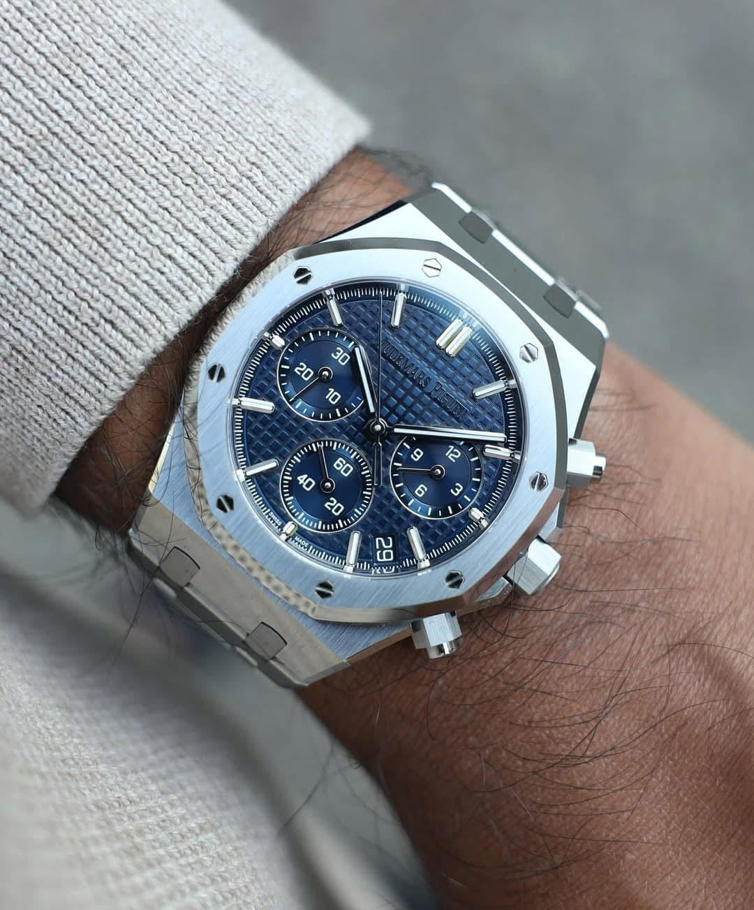 Đồng Hồ Audemars Piguet Royal Oak 26240ST 41mm Blue Dial trên tay