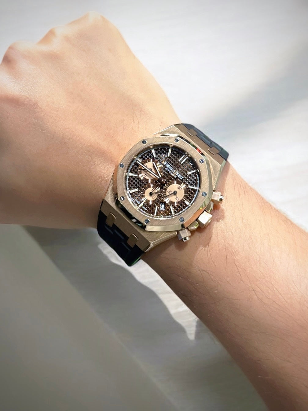 Đồng Hồ Audemars Piguet Royal Oak Chronograph 41mm Rose Gold Chocolate Dial 26331OR trên tay