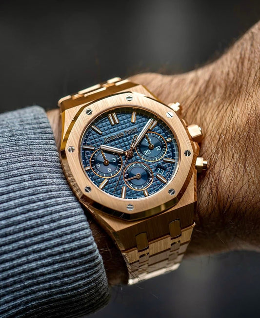 Đồng Hồ Audemars Piguet Royal Oak Rose Gold 26240OR Blue Dial trên tay